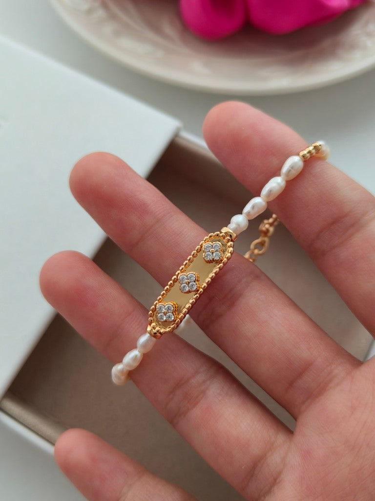 Snowflakes Pearl Bracelet