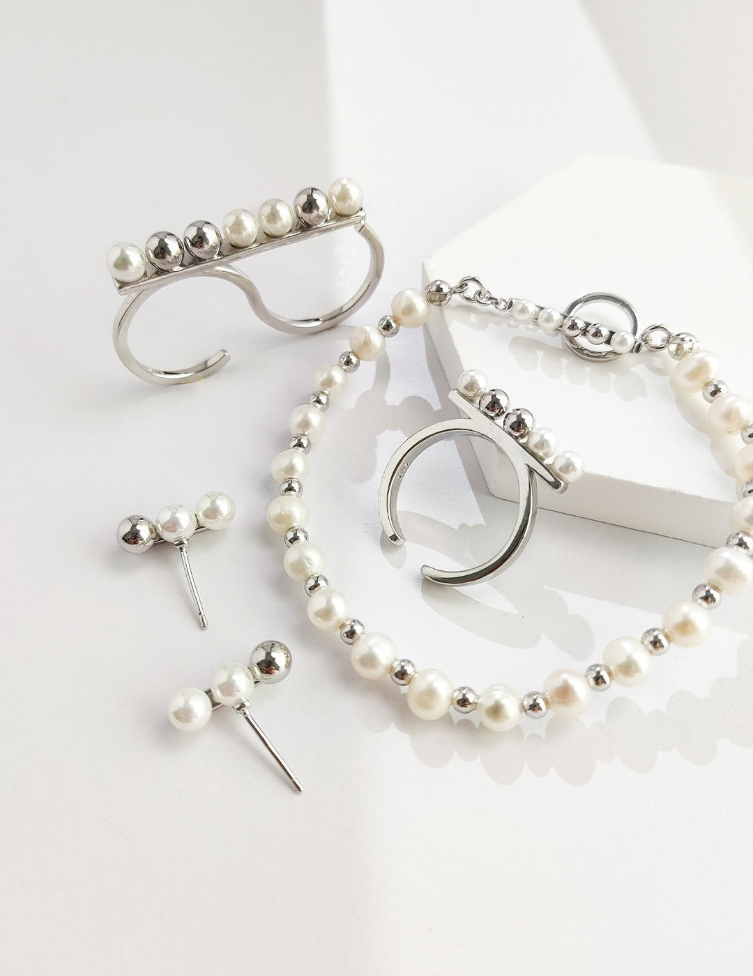 Modern Horizon Pearl Ring