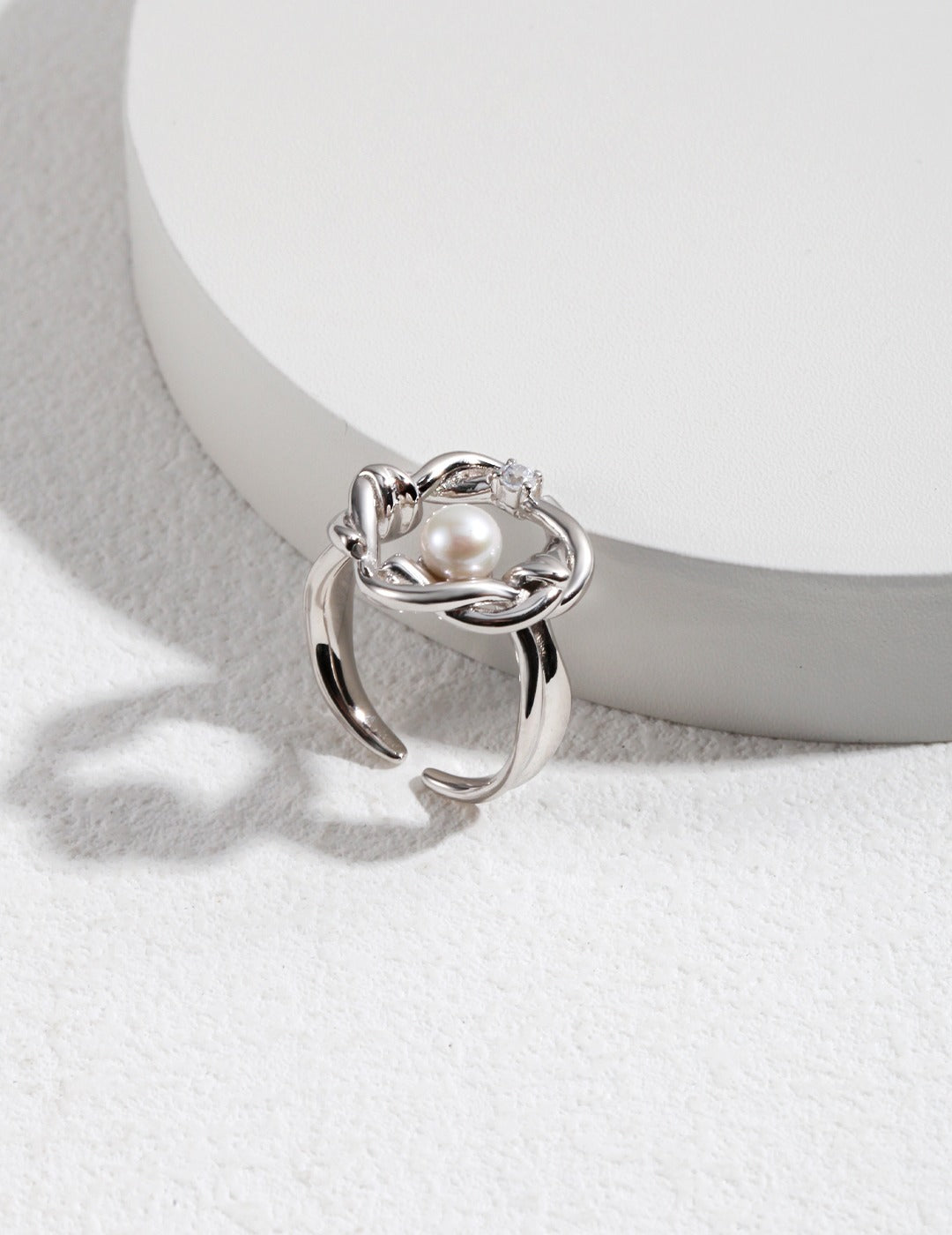 Weaving Wreath Ring with Pearl