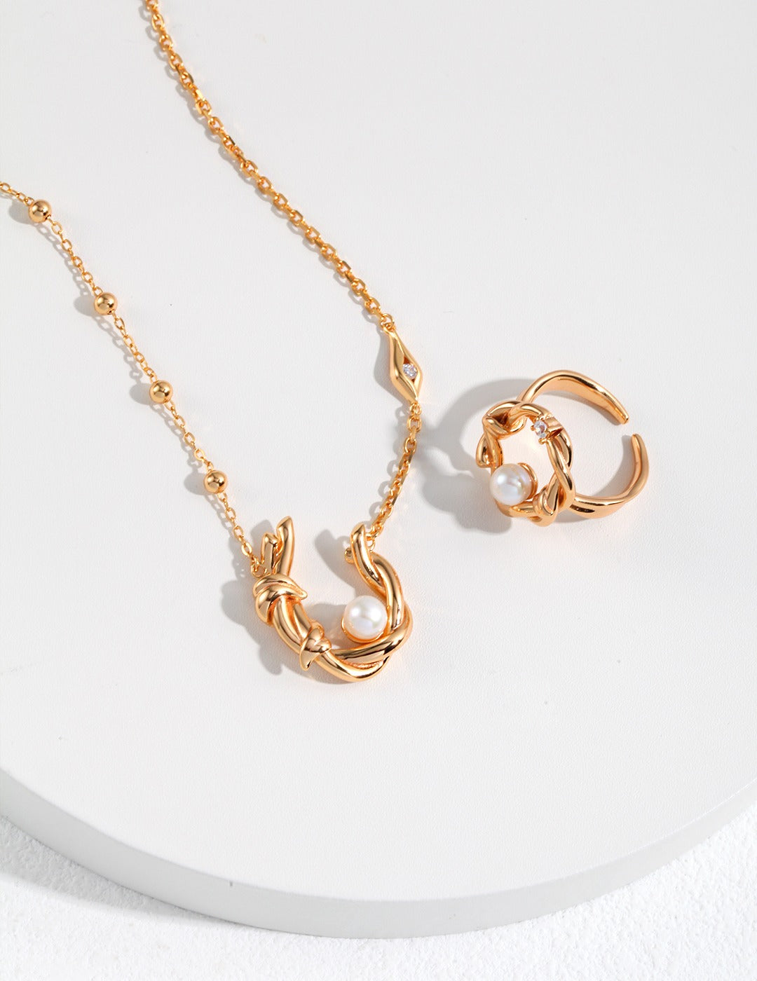 Weaving Wreath Ring with Pearl