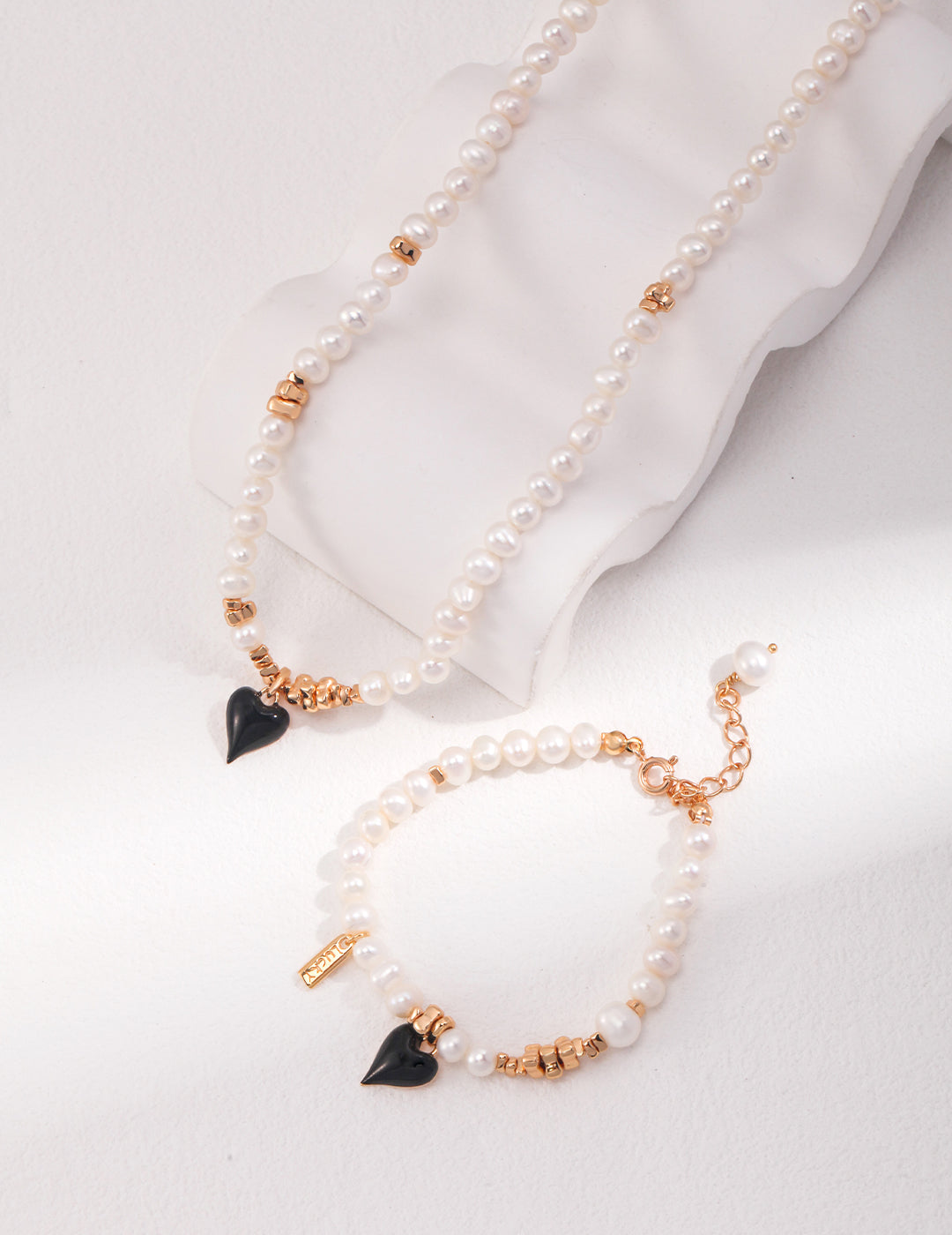 Black Heart Romance Pearl Bracelet